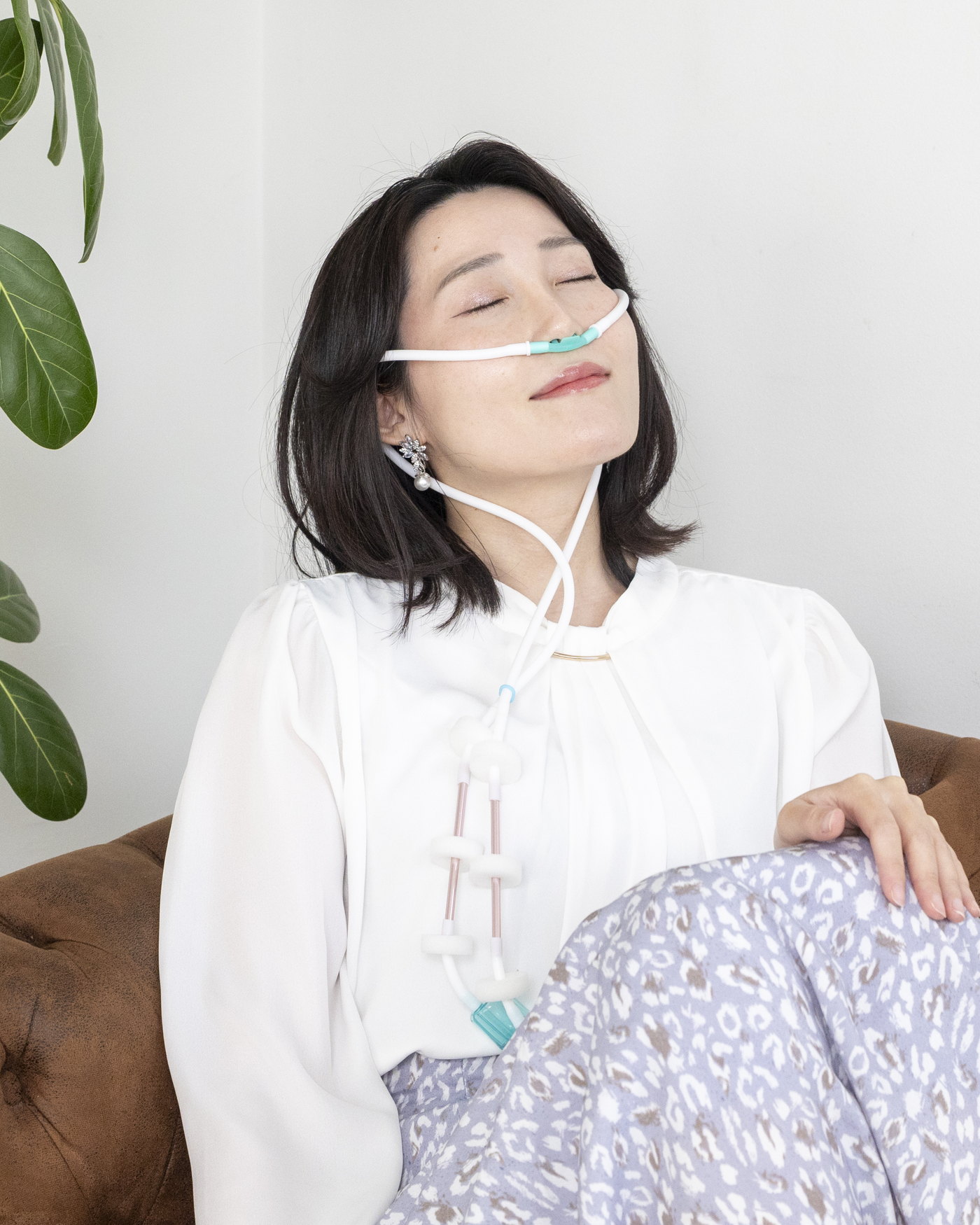 鼻カニューラを着けて、おだやかに水素を吸入する様子