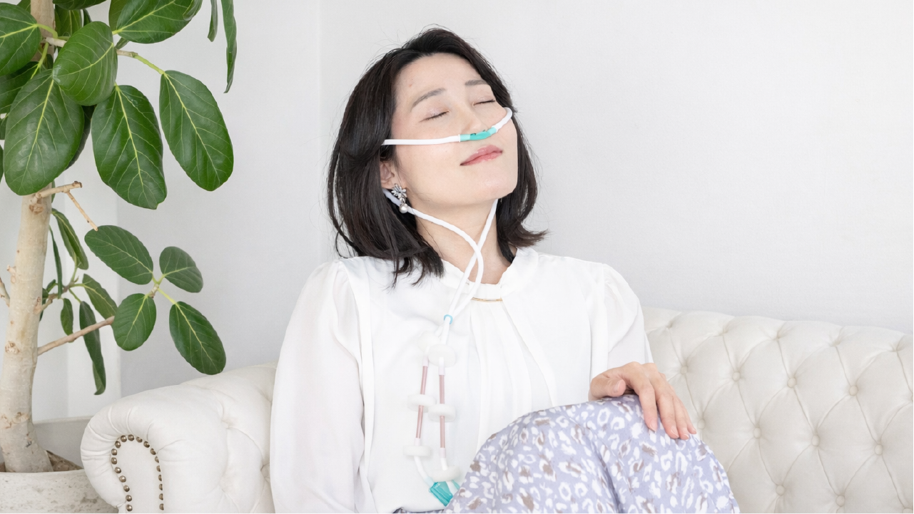 MEGA7200 水素吸入器|高濃度・大容量モデルの特徴とスペック 3 mega7200 hydrogen inhaler usage MEGA7200 水素吸入器 使用イメージ 自宅でリラックスしながら水素吸入する女性
