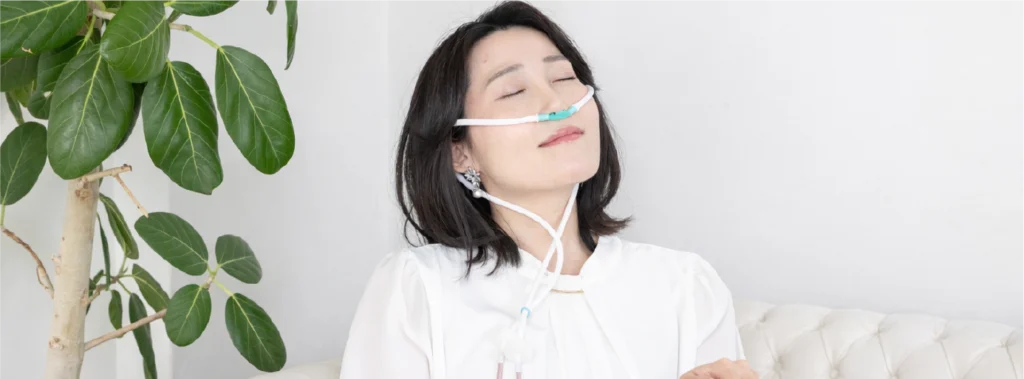 水素吸入器を使用してリラックスする様子